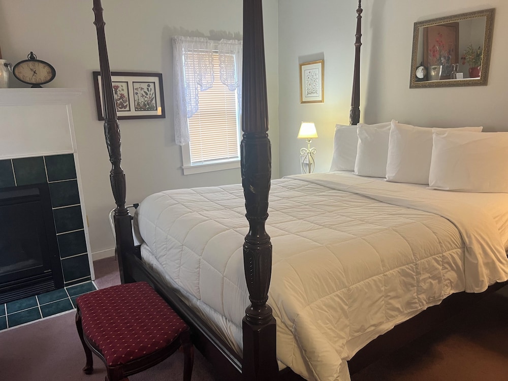 Monarch, 1 Queen Bed