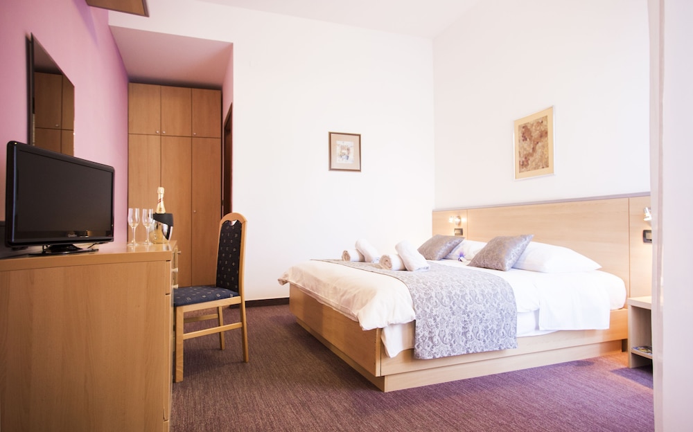 Double Room - Photo 7