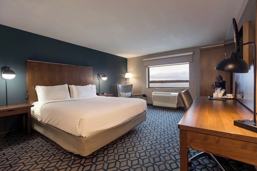 Standard Room, 1 King Bed, River View - Photo 9