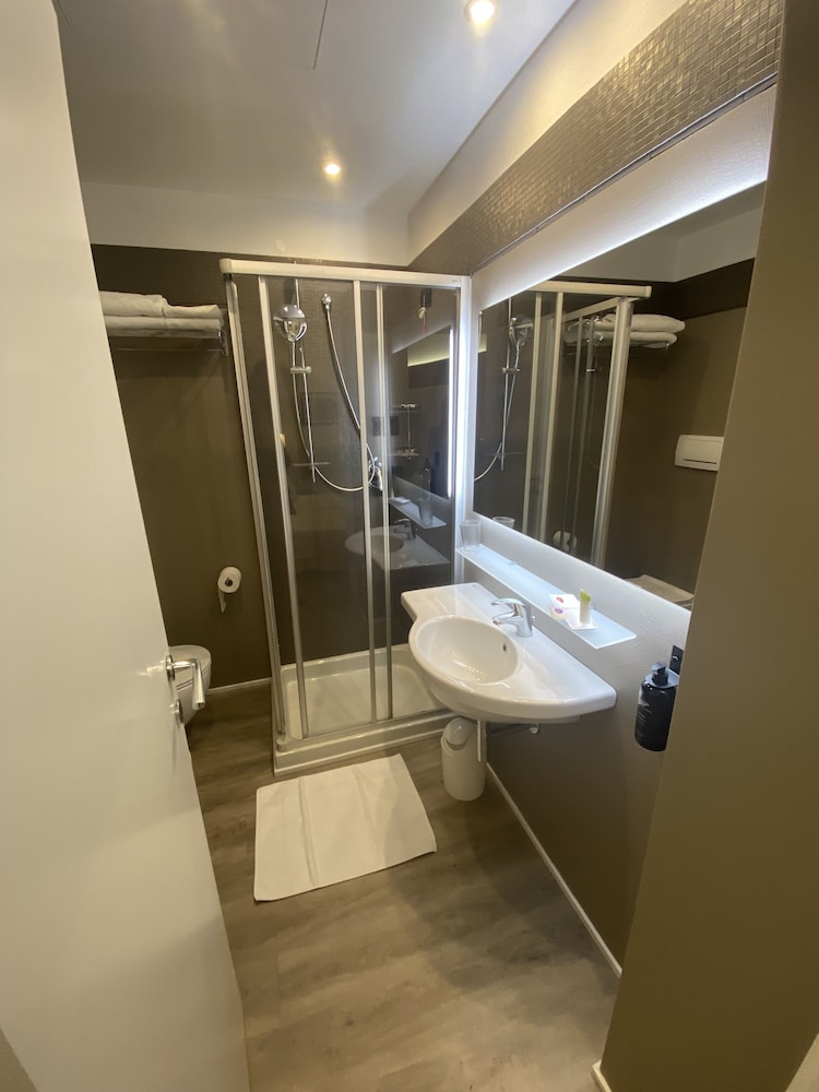 Standard Triple Room - Photo 8