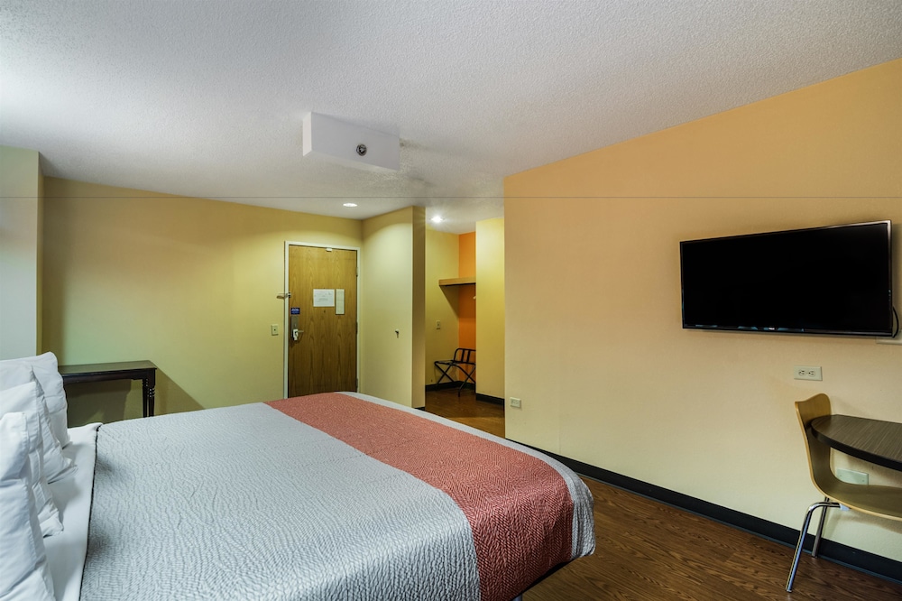 Business Room, 1 King Bed, Non Smoking, Refrigerator - Photo 1