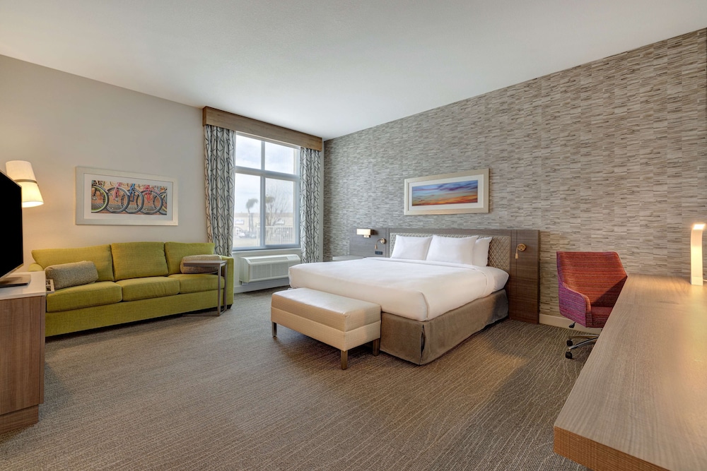 Deluxe Room, 1 King Bed, Accessible - Photo 1