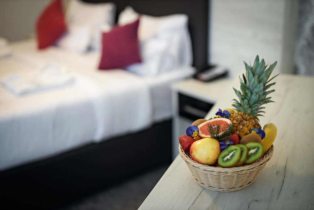 Deluxe Suite, Jetted Tub - Photo 2