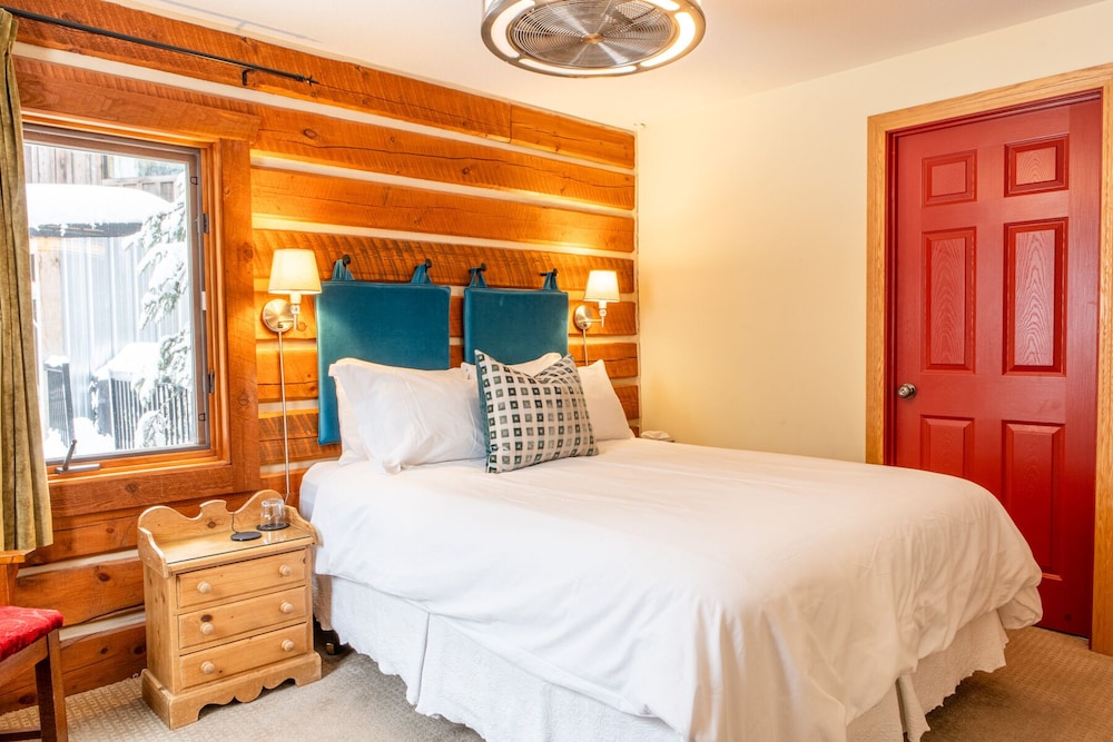 Deluxe Room, 1 Queen Bed photo 3