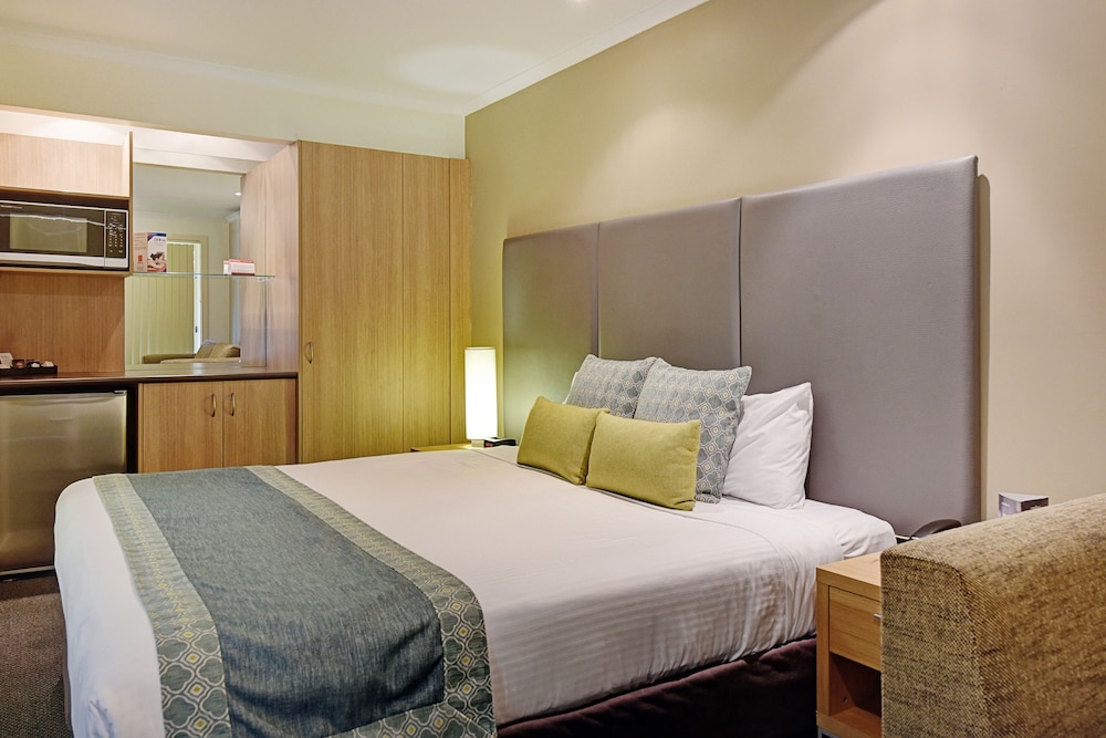 Hotel Room - Photo 4