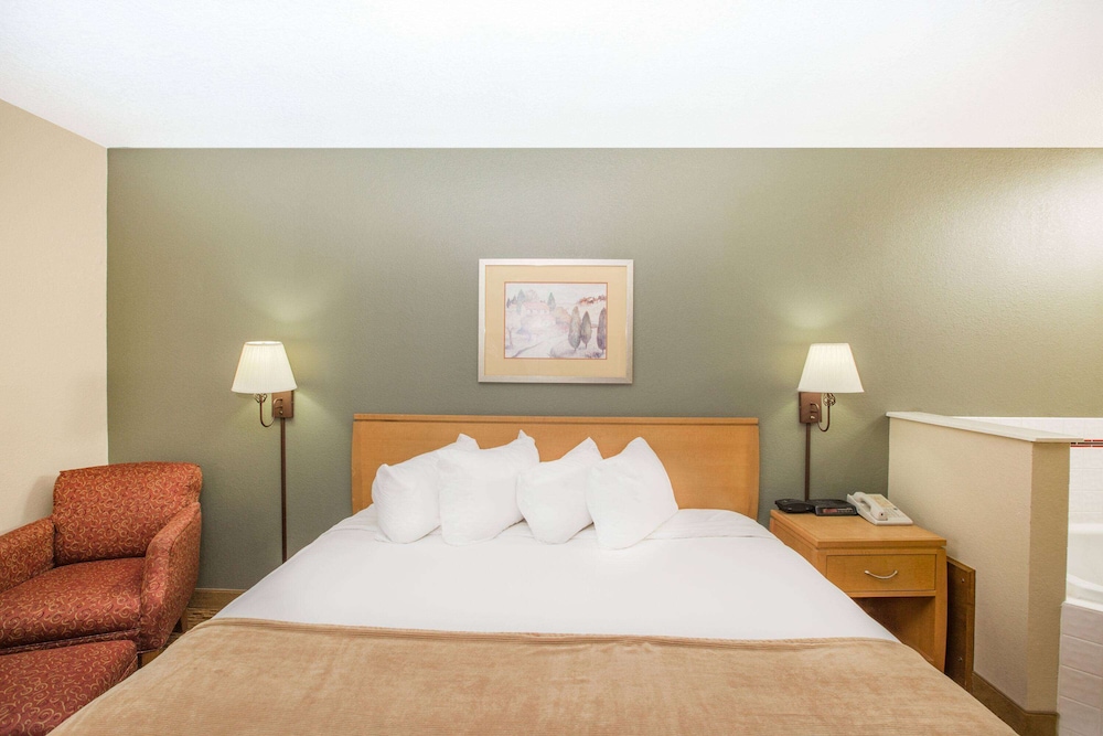 Room, 1 King Bed, Non Smoking, Hot Tub - Photo 4