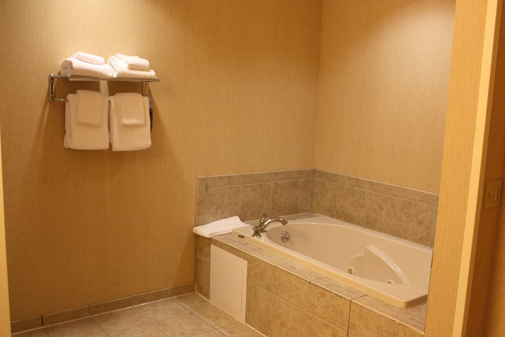 Suite, 1 King Bed, Non Smoking - Photo 2