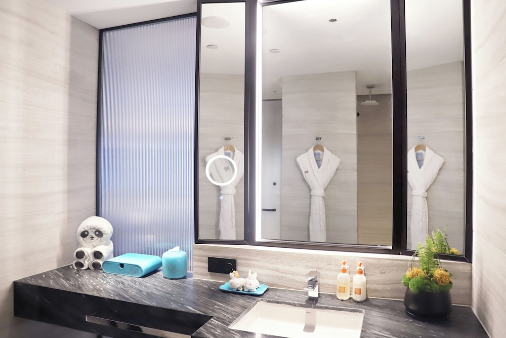 Standard Room, Multiple Beds, Club Lounge Access - Photo 2