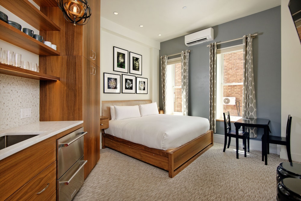 Premier Room, 1 King Bed, Kitchenette (212)