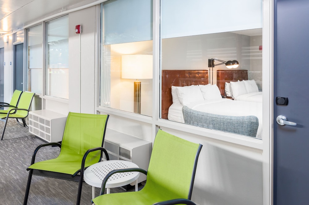 Room, 2 Queen Beds, Pool View (Poolside) - Photo 1