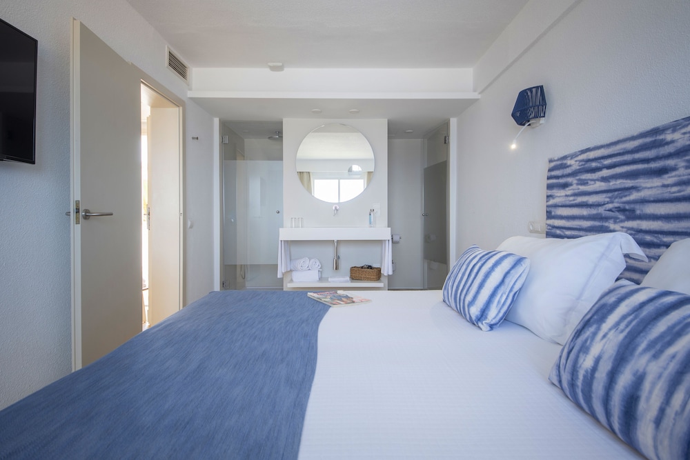 Suite Junior, 1 Dormitorio, Balcón, Vista al Mar (3 Adultos + 1 Niño)