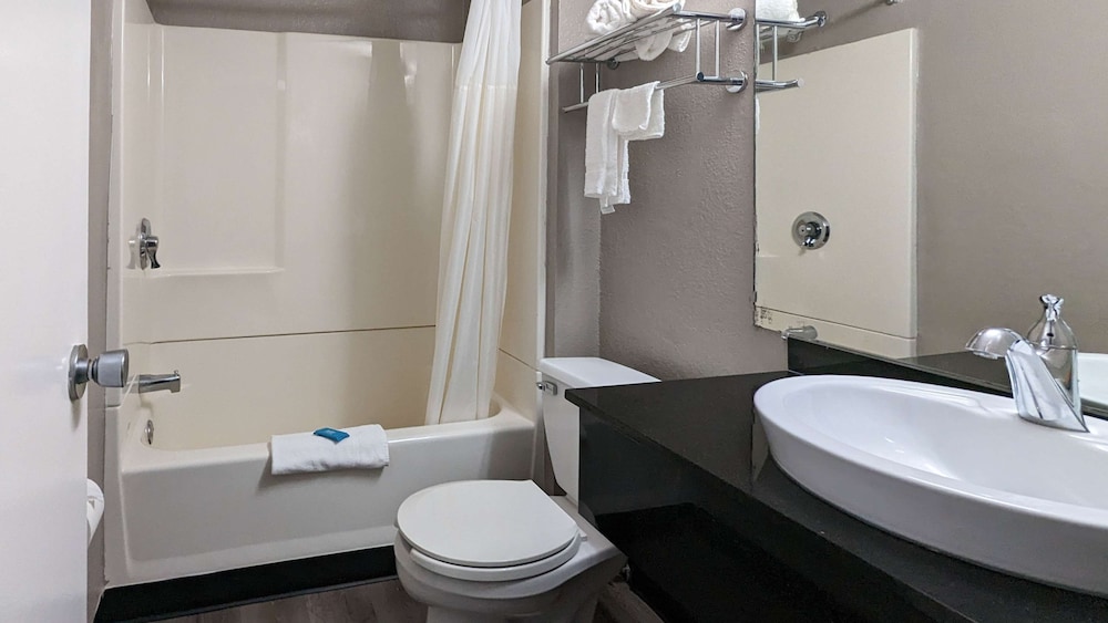 Standard Room, 2 Double Beds, Non Smoking, Refrigerator & Microwave photo 3