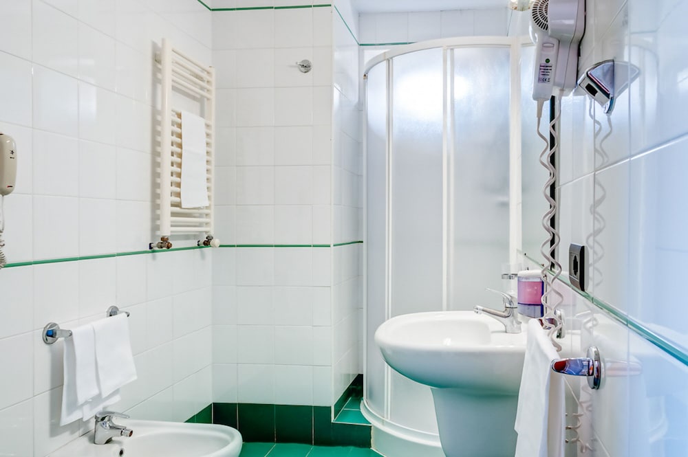 Economy Triple Room - Photo 6