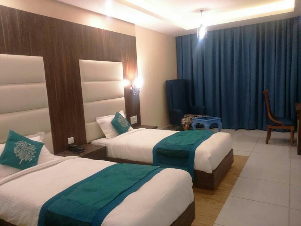 Deluxe Room, 1 King Bed, Accessible photo 3
