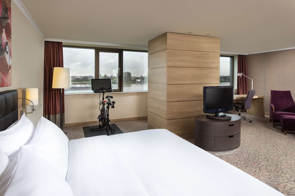 Junior Suite, 1 King Bed (Peloton Bike)