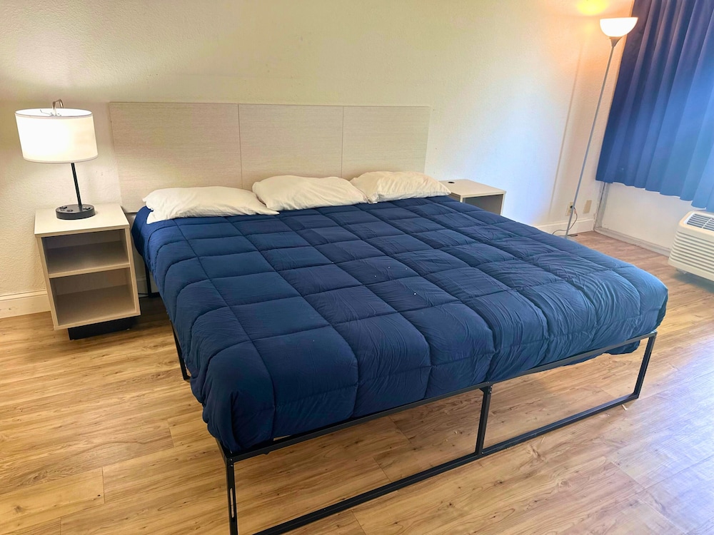 Deluxe Studio Suite, 1 King Bed photo 1