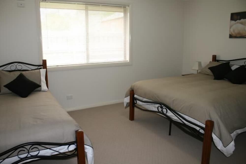 1 Bedroom Apartment 6 Railway St photo 1