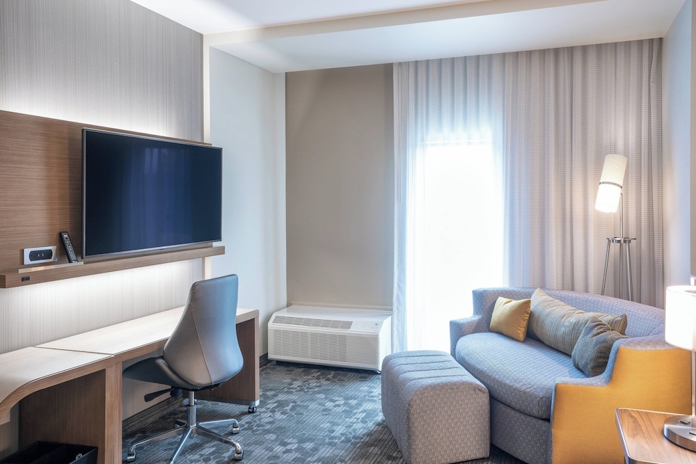 Standard Room, 1 King Bed with Sofa bed (Mobility Accessible, Tub) - Photo 3