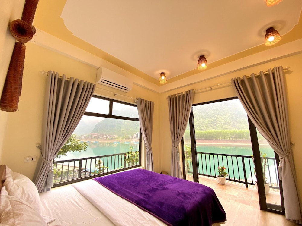 Deluxe Double Room, Balcony, River & Moutain View photo 2