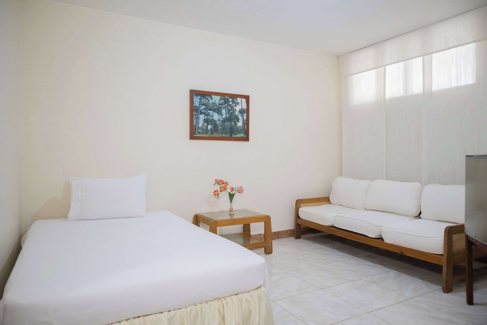Standard Room, Multiple Beds, Non Smoking - Photo 1
