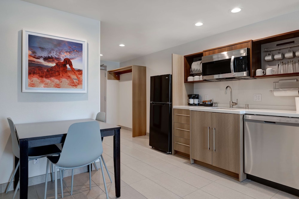 Suite, 1 King Bed, Accessible (Roll-In Shower) - Photo 4