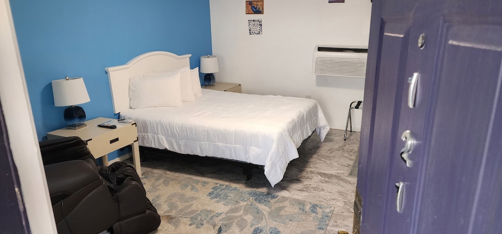 Luxury Room, 1 King Bed (with Massage Chair) photo 3