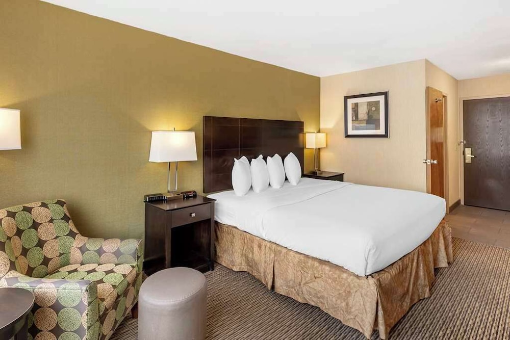 Standard Suite, 1 Queen Bed, Accessible, Bathtub - Photo 6
