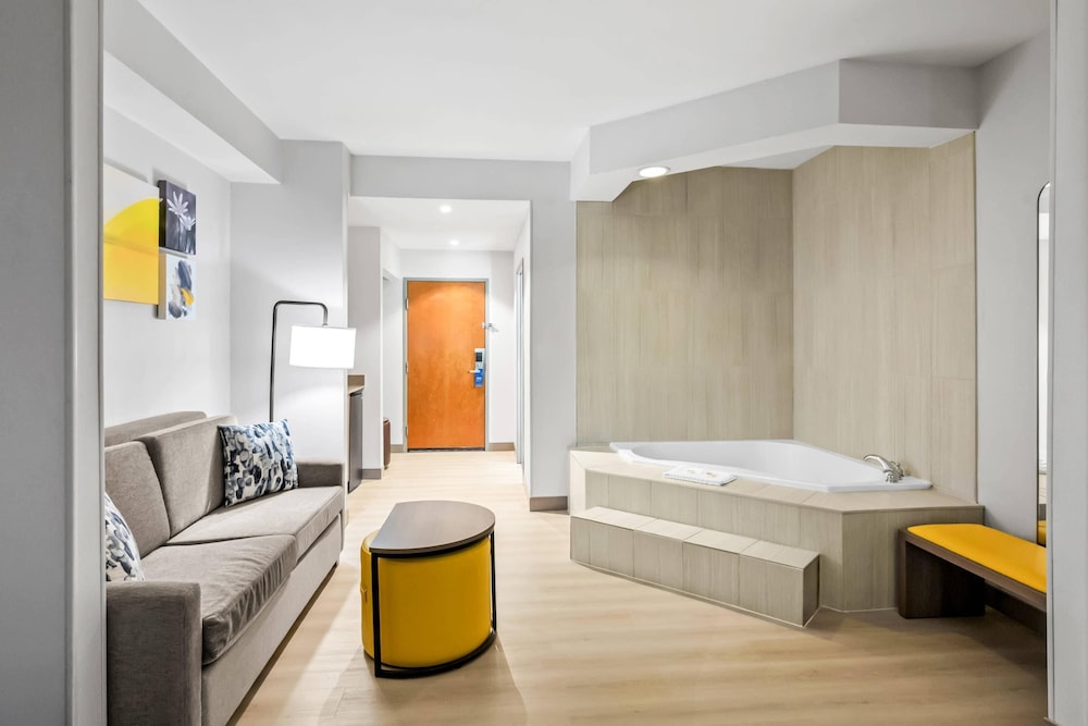 Suite, 1 King Bed with Sofa bed, Non Smoking, Jetted Tub - Photo 2
