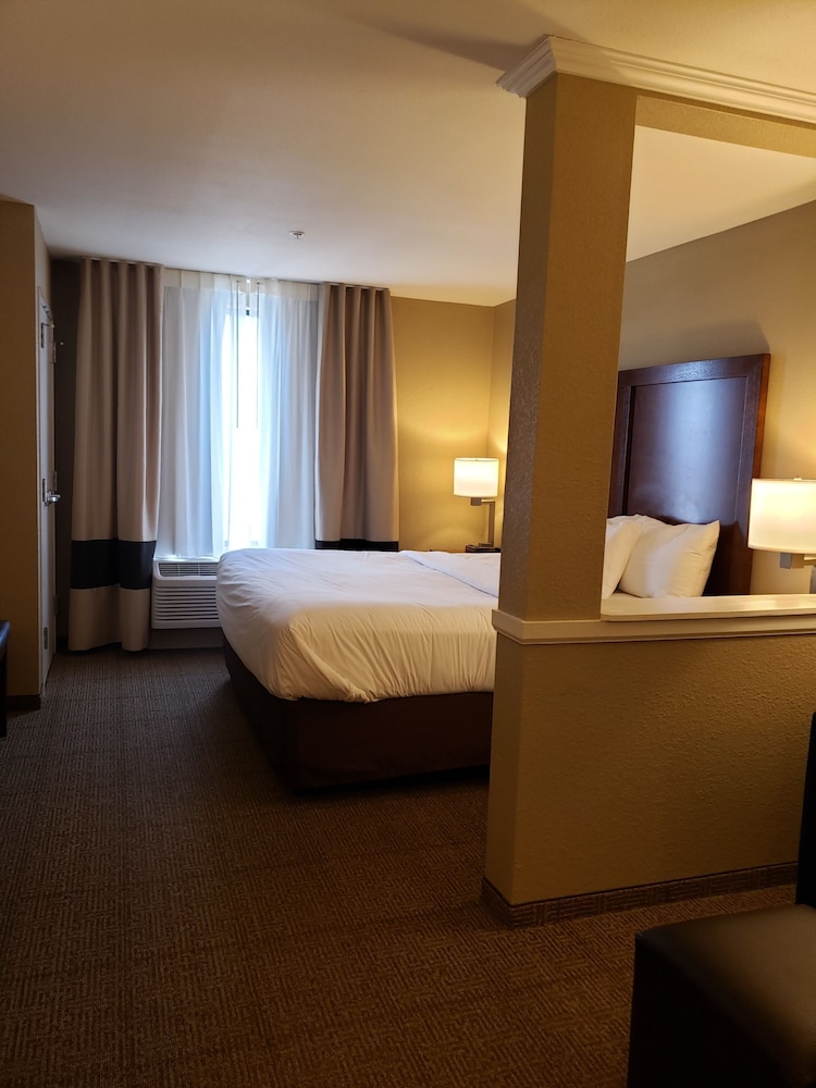Suite, 1 King Bed, Accessible, Non Smoking photo 2
