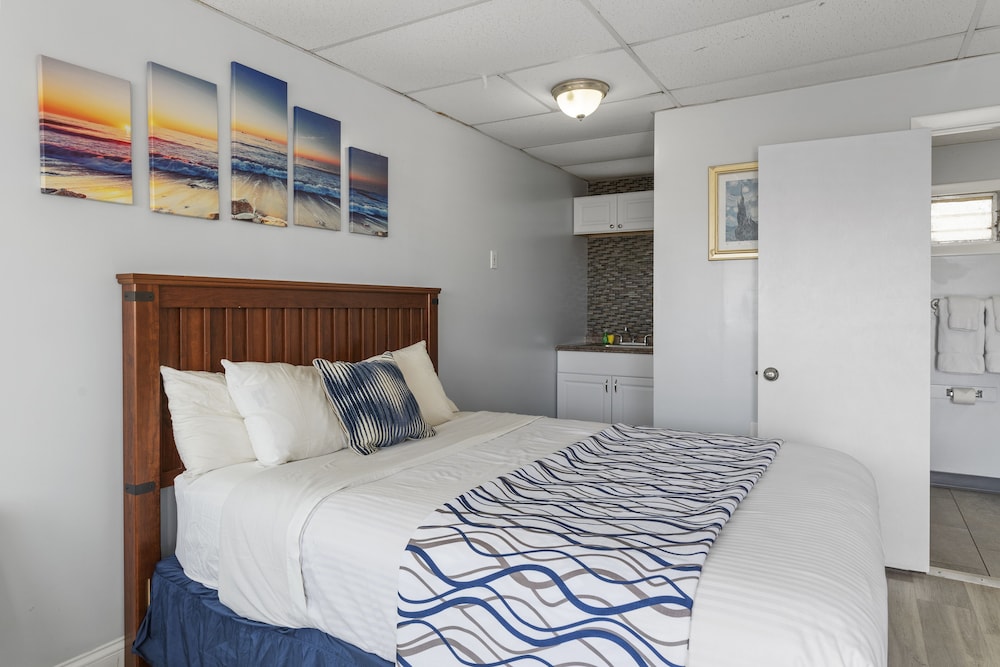 Queen Room with Kitchenette, Futon and Jetted Tub photo 2
