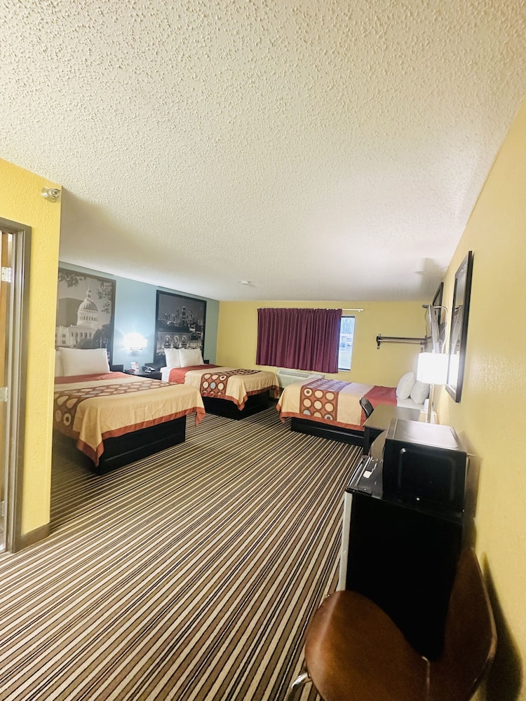 Room, Multiple Beds, Non Smoking (3 Queen Beds) - Photo 2