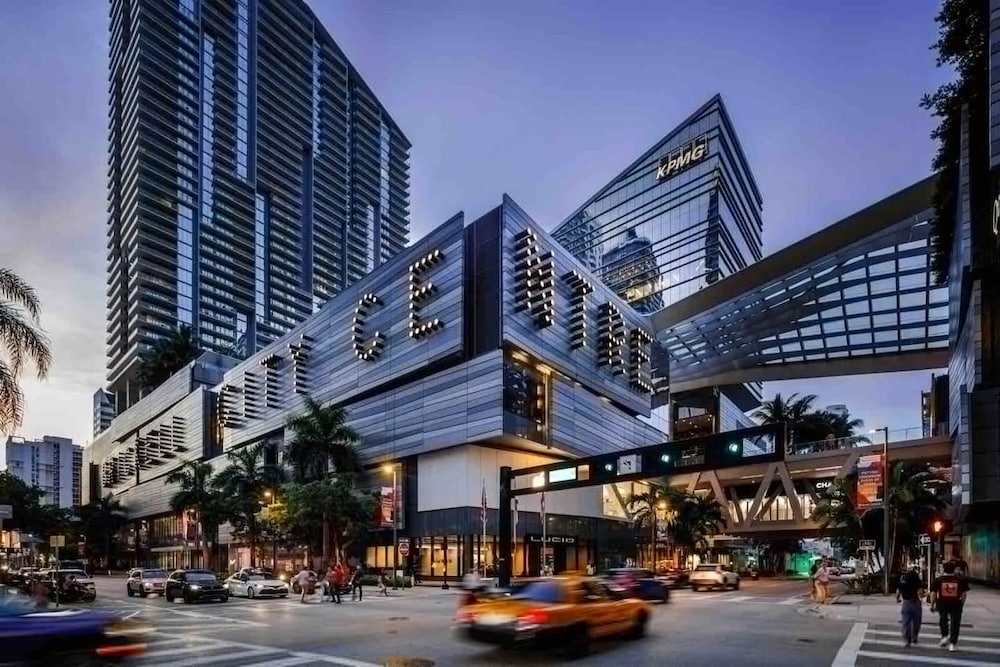 Sleek Modern Miami Getaway With Pool Oasis, 사진 33