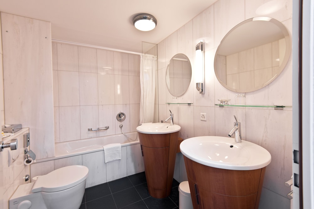 Deluxe Double or Twin Room - Photo 9