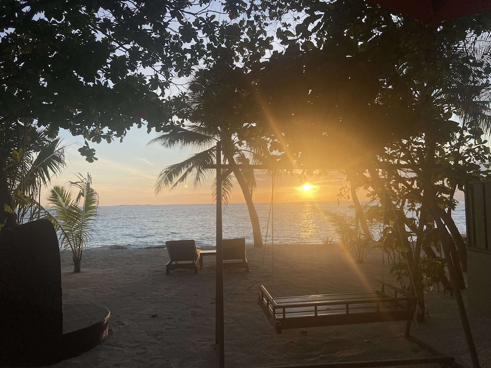 Beachfront Sunset Villa with Transfer Included - Photo 5