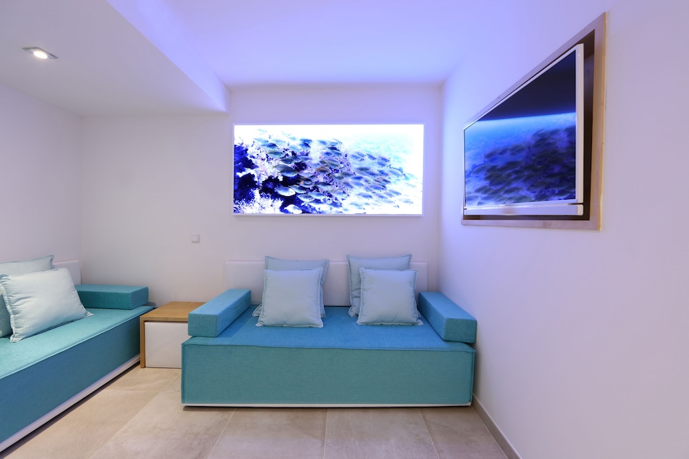 Family Room, Balcony (2 Adults And 1 Child)