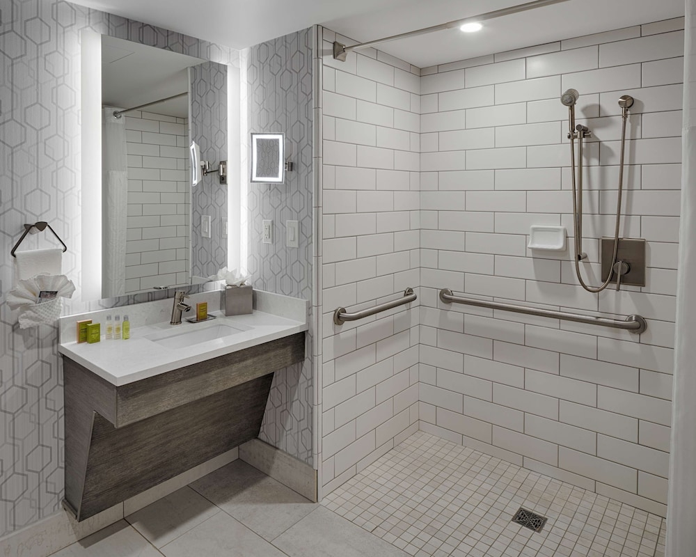 Room, 1 Queen Bed, Accessible (Mobility & Hearing, Roll-in Shower) - Photo 7