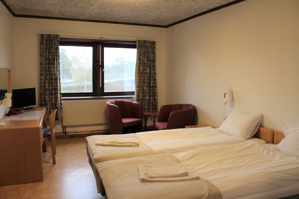 Economy Double Room, 2 Twin Beds photo 2
