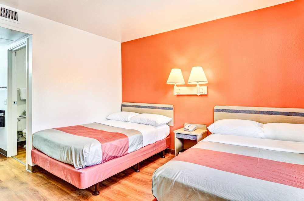 Deluxe Room, 2 Double Beds, Non Smoking, Refrigerator & Microwave photo 1