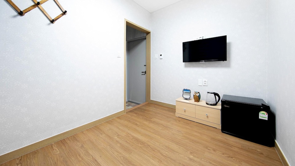 Basic Room, 1 Bedroom (103 ( No cooking )) - Photo 3