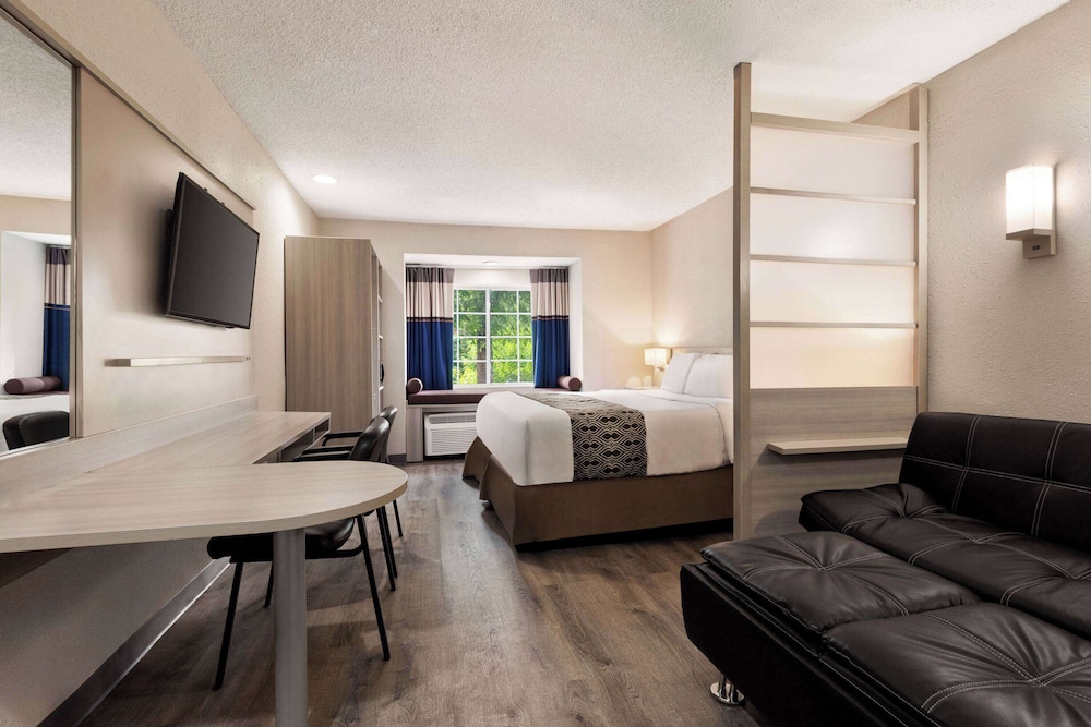 Studio Suite, 1 King Bed, Non Smoking photo 3