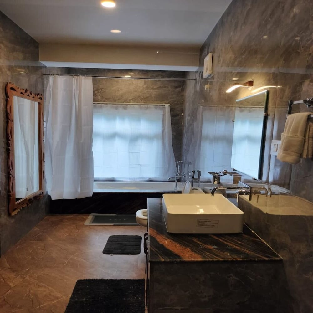 Deluxe Room with Mountain & Forest View - Photo 8