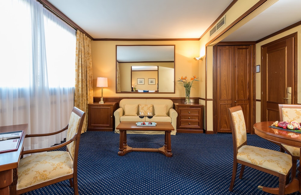 Suite, 1 King Bed thumbnail 6