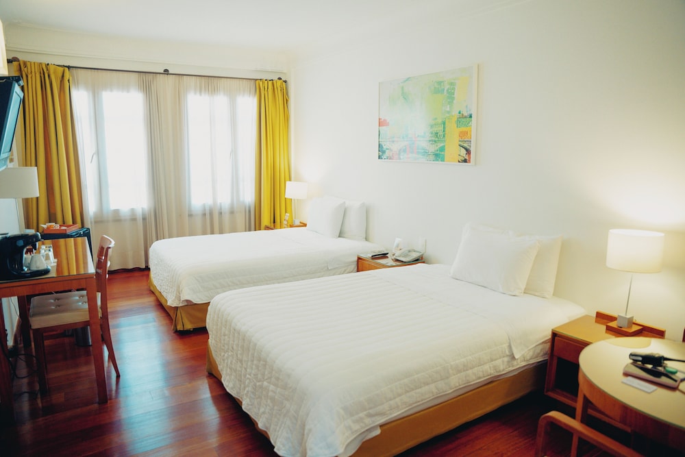 Standard Room, Multiple Beds - Photo 1