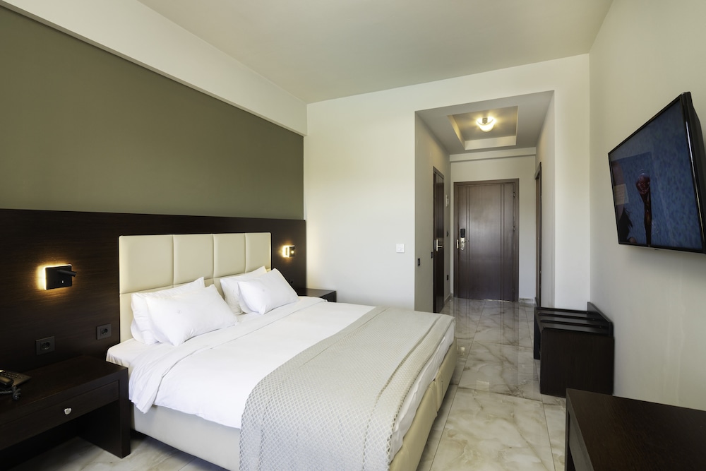 Superior Double Room Single Use, Pool View photo 3