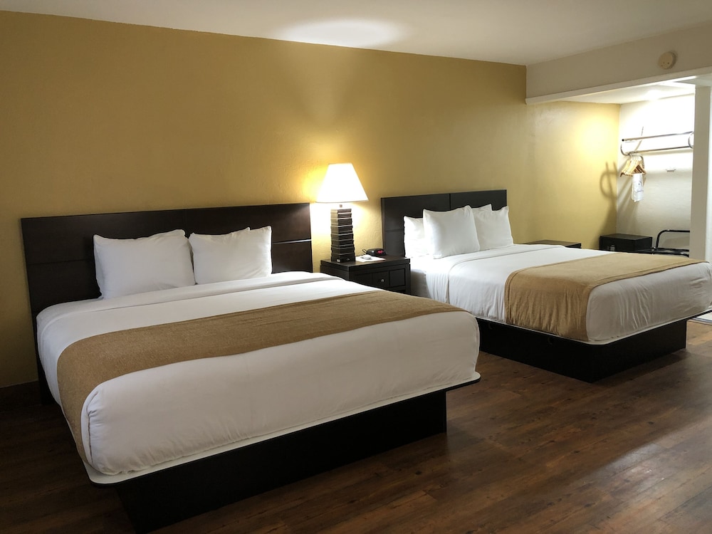 Comfort Room 1 King & 1 Queen Bed, Non Smoking - Photo 7