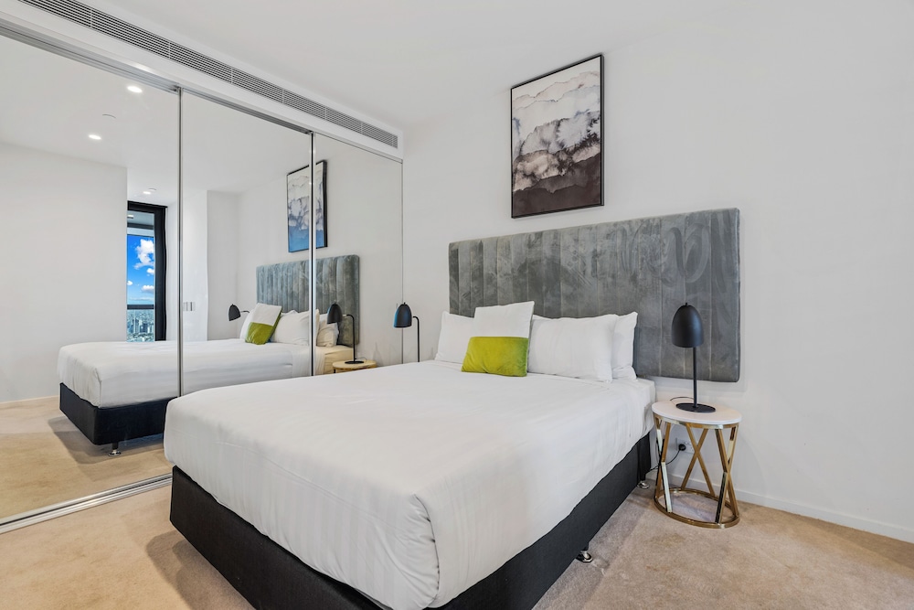 One Bedroom Apartment - Sky High - Photo 5