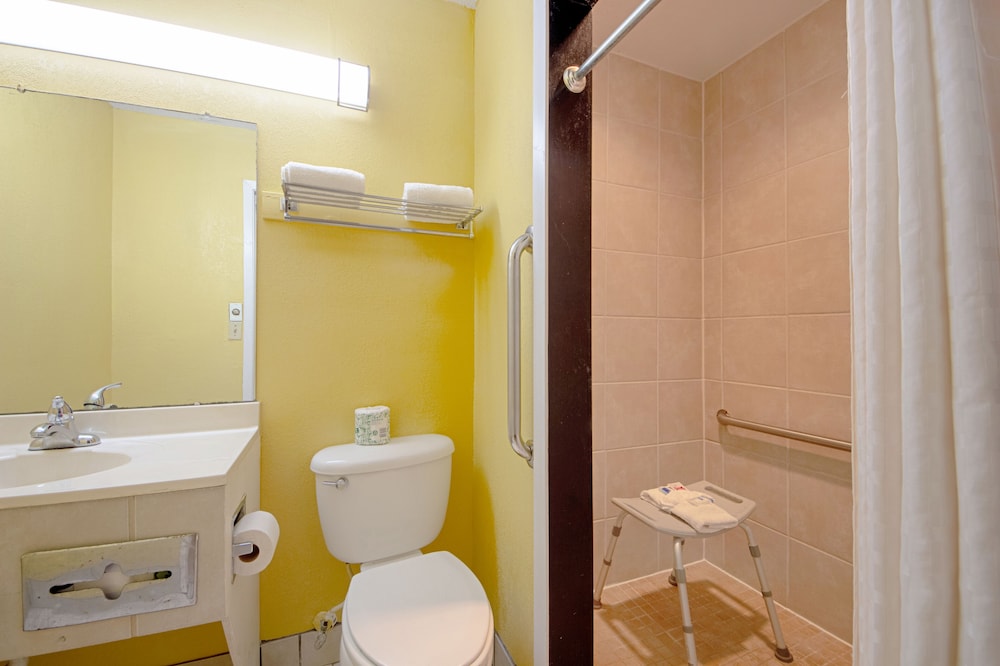 Room, 2 Queen Beds, Accessible, Non Smoking photo 1