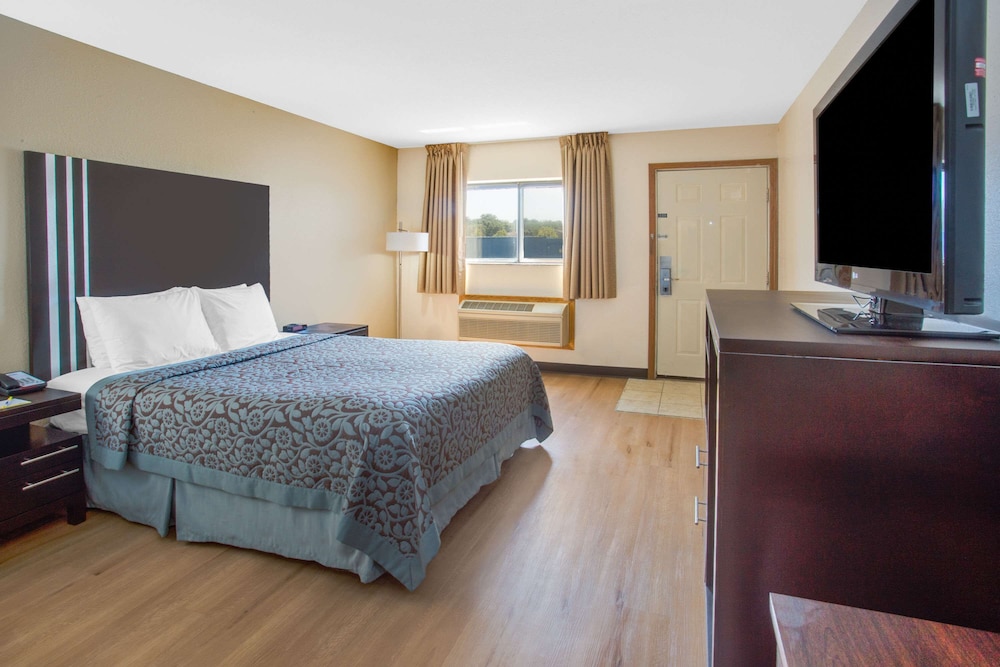 Room, 1 Queen Bed, Accessible - Photo 3