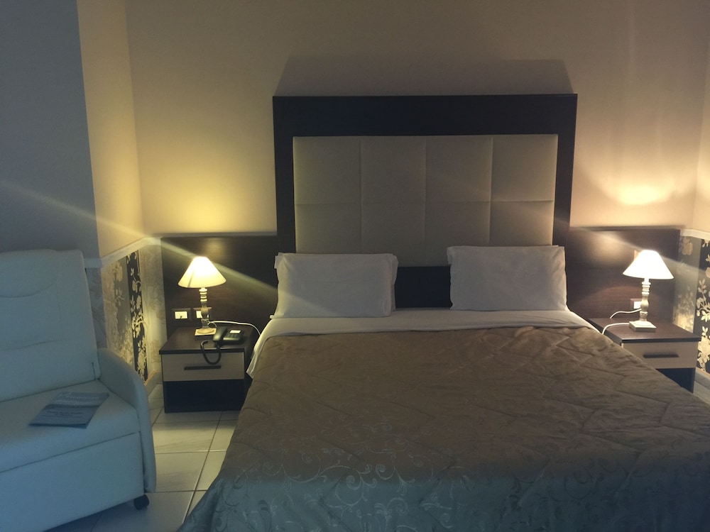 Basic Double Room, 1 King Bed photo 2