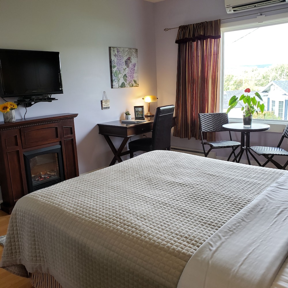 Superior Studio Suite, 1 Queen Bed, Accessible, Valley View